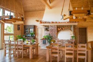 una sala da pranzo con tavolo e sedie in legno di Dębowa Osada a Bobolin