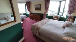 Letto o letti in una camera di Reddans of Bettystown Luxury Bed & Breakfast, Restaurant and Bar