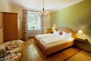 1 dormitorio con 1 cama, 1 silla y 1 ventana en Gasthaus Sternen Post en Oberried