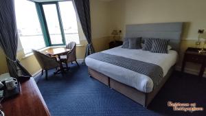 Letto o letti in una camera di Reddans of Bettystown Luxury Bed & Breakfast, Restaurant and Bar