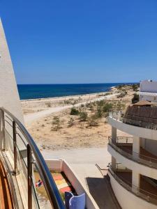 Blick auf den Strand vom Balkon einer Eigentumswohnung in der Unterkunft One bedroom apartement with sea view shared pool and balcony at Hergla in Harqalah