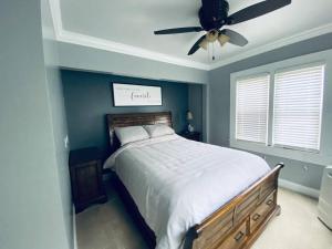 Schlafzimmer mit einem Bett und einem Deckenventilator in der Unterkunft 3bed 2bath nestled in cozy Grandview neighborhood in Dubuque