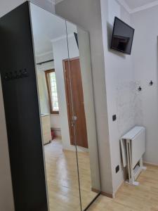 baño con espejo en una habitación en RED ROSE, en Roma