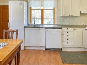 Virtuvė arba virtuvėlė apgyvendinimo įstaigoje Holiday home GAMLEBY VIII