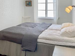 Un pat sau paturi într-o cameră la Holiday home GAMLEBY VIII