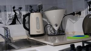 Coffee and tea making facilities at Квартира люкс в Милане (Appartamento di lusso a Milano)