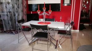 ein Esszimmer mit einem weißen Tisch und Stühlen in der Unterkunft Квартира люкс в Милане (Appartamento di lusso a Milano) in Sesto San Giovanni