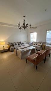 ein großes Wohnzimmer mit Sofas und einem Kronleuchter in der Unterkunft Berenguer Inmobiliaria in La Rioja