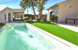 - une piscine dans la cour d'une maison dans l'établissement Nice Home In Colonzelle With Wifi, à Colonzelle