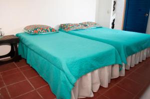 dos camas sentadas una al lado de la otra en una habitación en Finca Hotel San Cristobal, en Armenia