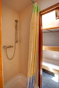 uma casa de banho com uma banheira e um chuveiro com uma cortina de chuveiro em Panta Rhei Boatique Hotel em Amesterdão