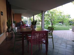- une table et des chaises en bois dans l'établissement Mi AN HOME, à Paese