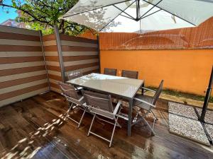 un tavolo e sedie con ombrellone su un patio di ROMA IS ALWAYS a GOOD IDEA a Roma