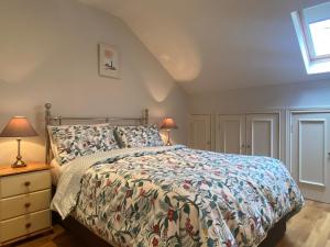 - une chambre avec un lit et une fenêtre dans l'établissement Meadow View Apartment, à Belcoo