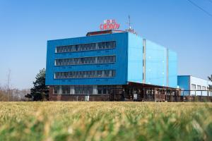 een blauw gebouw met een bord erop bij Hotel CHODOV ASC in Praag