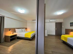 Postel nebo postele na pokoji v ubytování San Marino Suite Hotel
