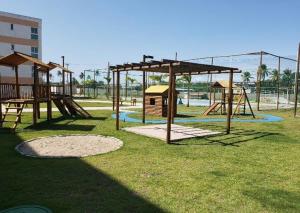 einen Park mit Spielplatz mit Schaukel in der Unterkunft Muro Alto Condomínio Clube in Porto De Galinhas