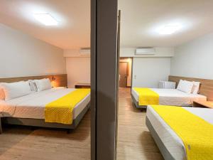 Postel nebo postele na pokoji v ubytování San Marino Suite Hotel
