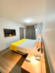 Postel nebo postele na pokoji v ubytování San Marino Suite Hotel