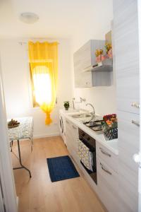 kuchnia ze zlewem i kuchenką w obiekcie Casa vacanze Ines w mieście Carini