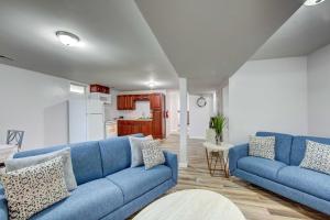 een woonkamer met blauwe banken en een keuken bij York Vacation Rental about 7 Mi to Downtown in York