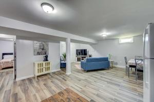 een woonkamer met een blauwe bank en een slaapkamer bij York Vacation Rental about 7 Mi to Downtown in York