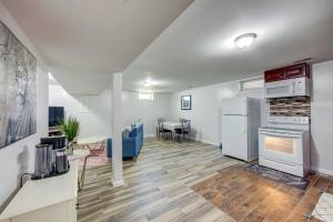 een keuken en een woonkamer met een koelkast en een tafel bij York Vacation Rental about 7 Mi to Downtown in York +16 foto's