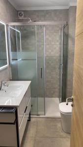 マルベーリャにあるRemedios Propertyのバスルーム(シャワー、洗面台、トイレ付)