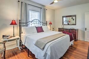 ein Schlafzimmer mit einem großen Bett und einem Spiegel in der Unterkunft Dog-Friendly Bungalow 1 Block to Avondale Dining! in Birmingham