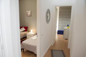 1 dormitorio pequeño con 1 cama y 1 habitación con ventana en Casa vacanze Ines, en Carini