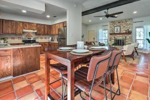 een grote keuken met een houten tafel en stoelen bij San Marcos Vacation Rental 4 Miles to Downtown! in San Marcos