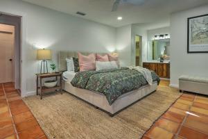 een slaapkamer met een bed met roze kussens bij San Marcos Vacation Rental 4 Miles to Downtown! in San Marcos