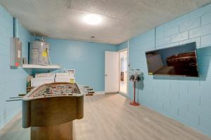 TV a/nebo společenská místnost v ubytování Pet-Friendly Home with Pool in Palm Harbor!