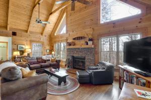 Cabaña de madera con sala de estar con chimenea en Family-Friendly Jasper Cabin with Deck!, en Jasper