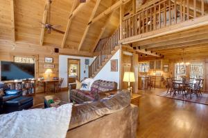 Foto dalla galleria di Family-Friendly Jasper Cabin with Deck! a Jasper