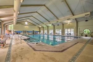 una gran piscina cubierta en un edificio en Family-Friendly Jasper Cabin with Deck!, en Jasper