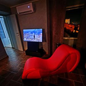 A television and/or entertainment centre at Onlyfor2 un nido d'amore per la coppia