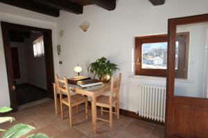 ein Esszimmer mit einem Tisch, Stühlen und einem Fenster in der Unterkunft Angelino Home in Sulmona