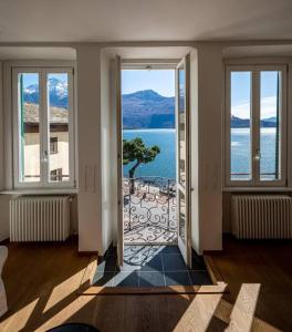 una puerta abierta a una habitación con vistas al agua en The View Apartment, en Domaso