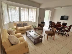 sala de estar con sofá y mesa en Dpto Pedro Vargas en Mendoza