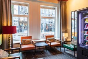 een wachtkamer met stoelen en een raam bij Weber Hotel 397 in Amsterdam