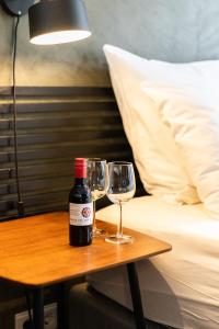 una botella de vino y dos copas de vino en una mesa en Weber Hotel 397, en Ámsterdam