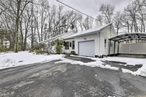 una casa blanca con un garaje en la nieve en Hadley Vacation Rental 24 Mi to Springfield!, en Hadley