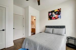 1 dormitorio con 1 cama y una pintura en la pared en Modern Atlanta Townhome Rental about 2 Mi to Downtown! en Atlanta