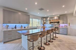 una cocina con una gran isla con taburetes de bar en Carpathia West Estate - 7-Bedroom Villa! en Hewitt