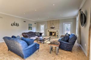 sala de estar con sofás azules y chimenea en Carpathia West Estate - 7-Bedroom Villa! en Hewitt