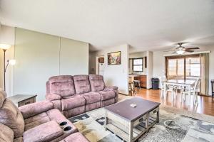 uma sala de estar com um sofá e uma mesa em Cedar Rapids Rental with Yard about 6 Mi to Downtown! em Cedar Rapids