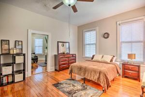 um quarto com uma cama e uma ventoinha de tecto em Airy Vacation Rental in Augusta, Georgia! em Augusta