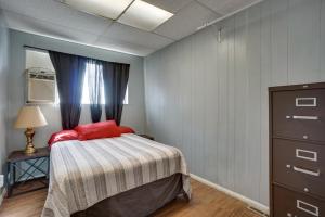 ein Schlafzimmer mit einem Bett, einer Kommode und einem Fenster in der Unterkunft Pet-Friendly Vacation Rental Near Boyd Lake! in Loveland