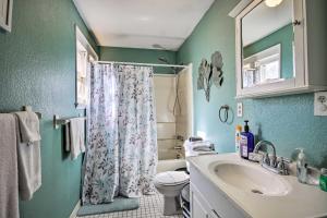 Koupelna v ubytování Bright Augusta Vacation Rental, 2 Mi to Riverwalk! + 23 fotografií